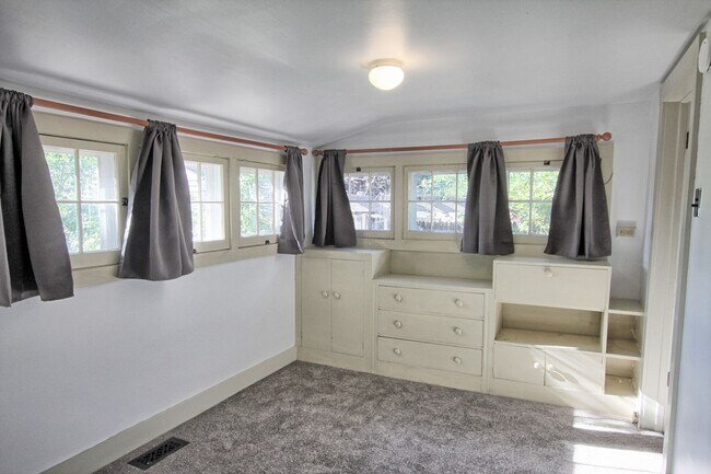 Primary Photo - 2 bed 1 bath house just west of DU