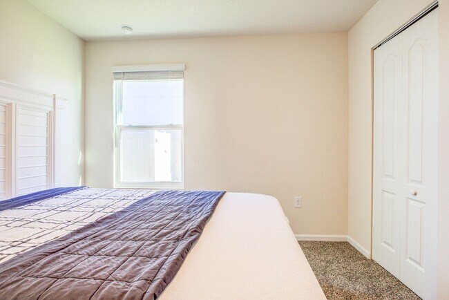 Building Photo - MOVE-IN READY 3/2 IN ENTRADA!