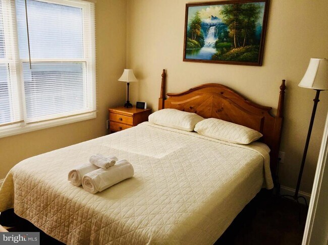 Building Photo - 10 Caravel Ct