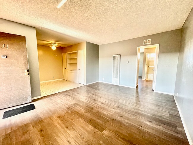 Building Photo - 2501 W Redondo Beach Blvd