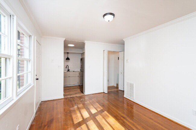 Building Photo - 2 Bed / 1 Bath Bottom Unit Duplex Convenient Spartanburg Location with Modern Features $1000/mo rent