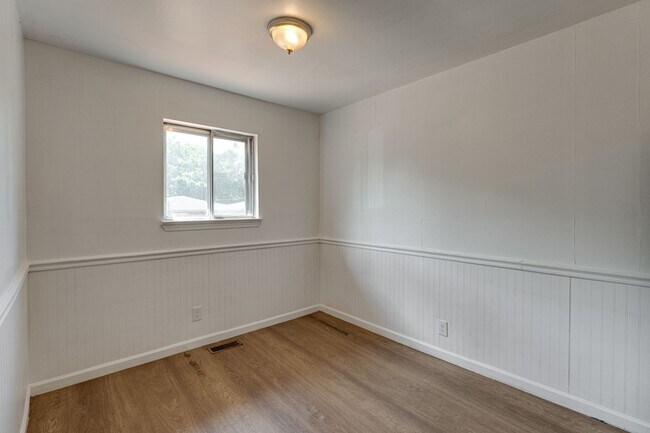 Building Photo - 1010 N Hickory St