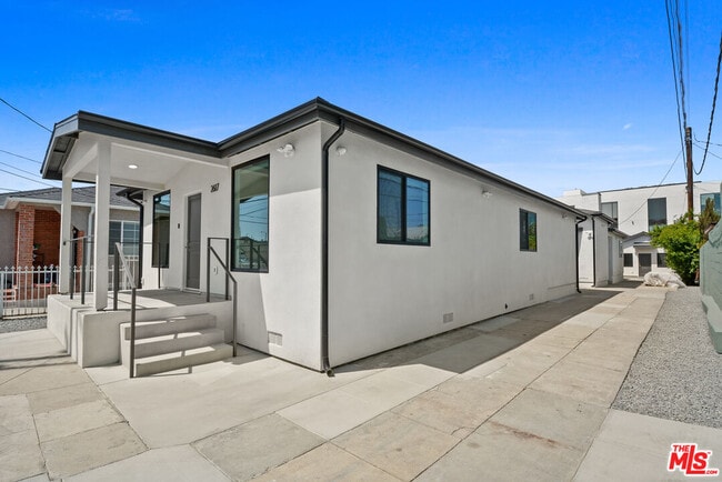 Building Photo - 2617 Carmona Ave