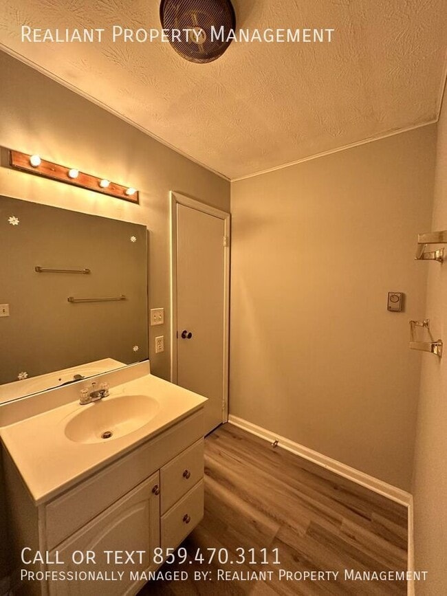 Building Photo - 1044 Tatesbrook Dr