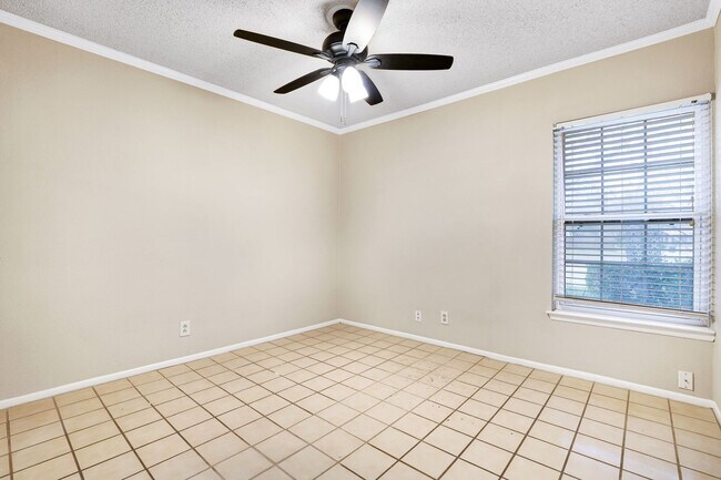 Building Photo - ***MOVE-IN SPECIAL: TWO WEEKS FREE***Single-Story Retreat with Versatile Spaces in Established Ne...
