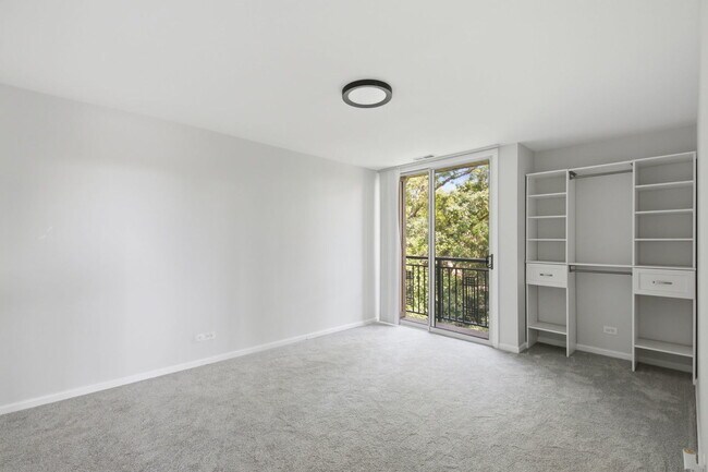 Building Photo - 5950 Oakwood Dr