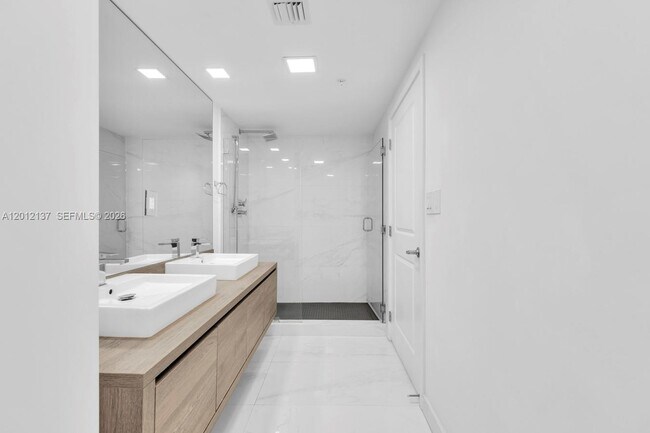 Building Photo - 400 Sunny Isles Blvd