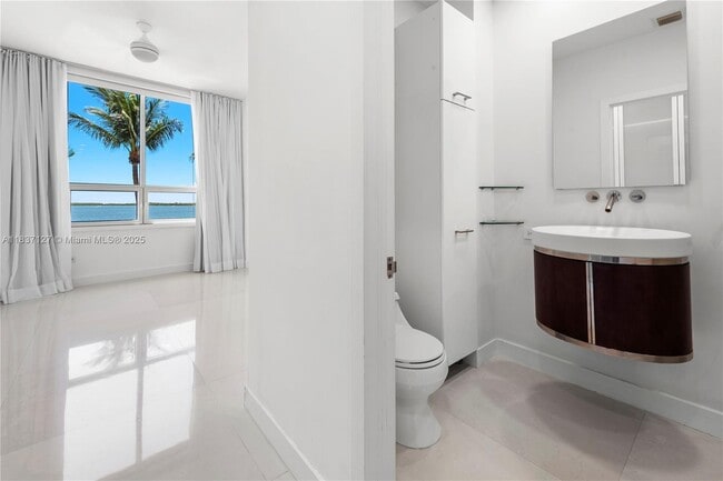 Building Photo - 808 Brickell Key Dr