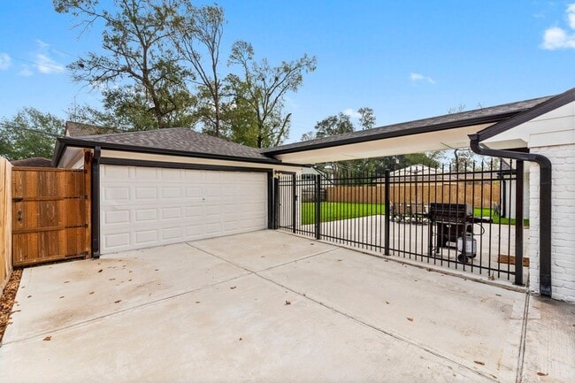 Building Photo - 28814 Holly Hill Dr