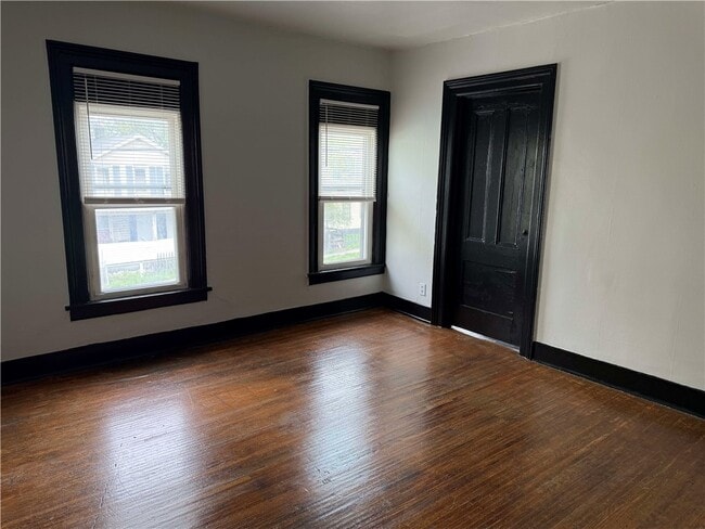 Building Photo - 865-869-869 Clifford Ave