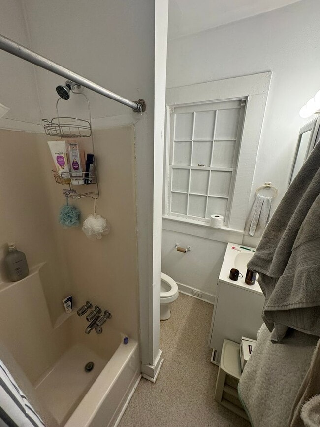 Building Photo - Awesome 3 Bed Close to Campus