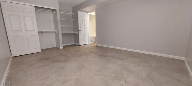 Building Photo - 1420 E Vegas Valley Dr