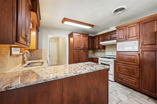 Building Photo - 2506 Oak Ln