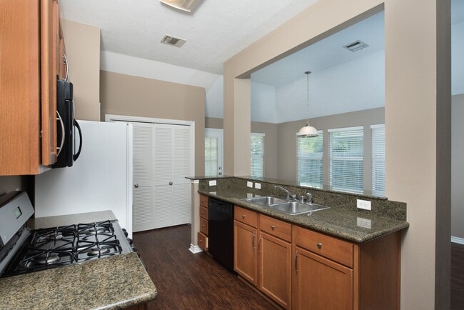 Building Photo - August Pre-Lease! Beautiful 3 Bed, 2 Bath ...