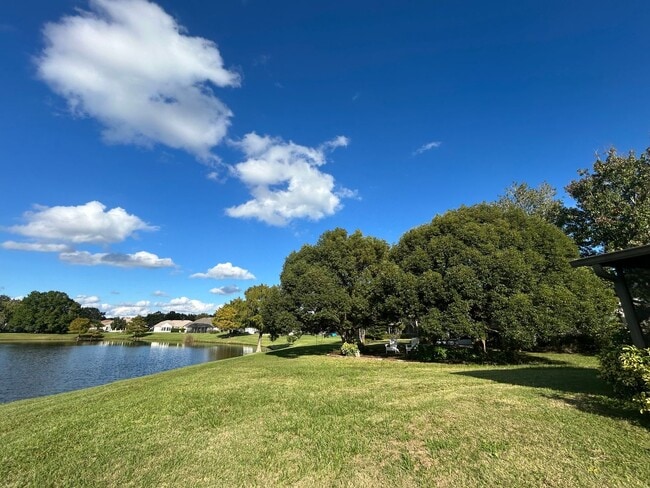 Building Photo - Waterfront Pool Home in Waterford Lakes