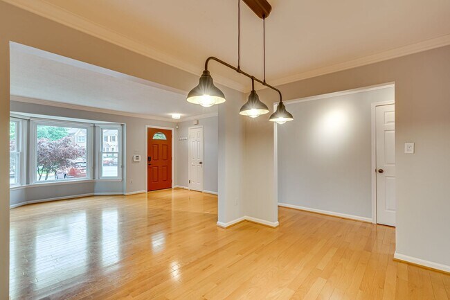 Building Photo - Fantastic townhome in Alexandria