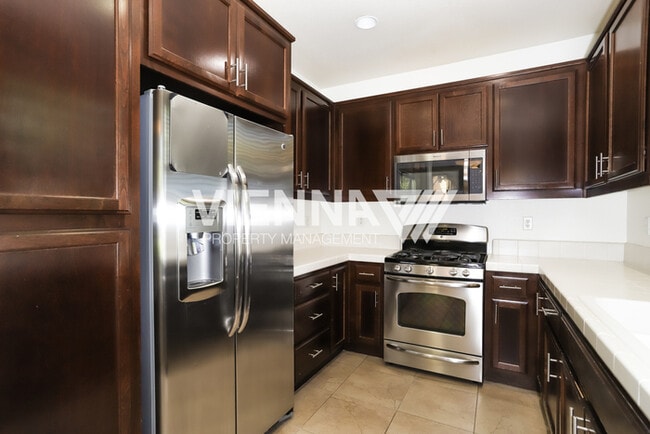 Building Photo - Beautiful Townhouse for Rent in Sacramento!