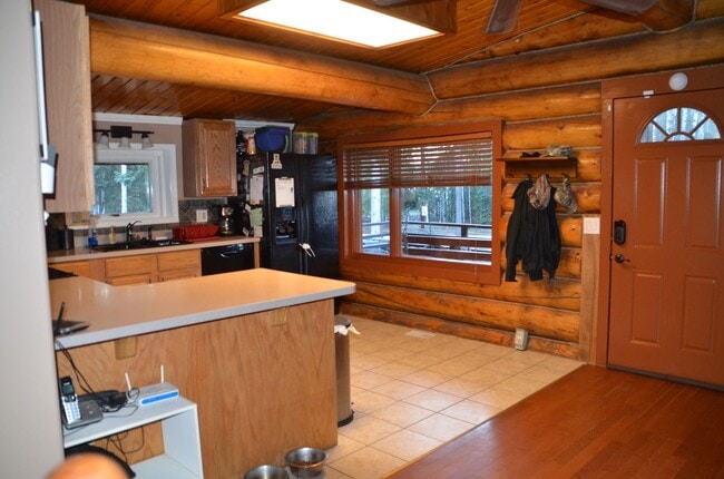 Building Photo - Beautiful 3 Bed 2 Bath Log Home with Large...