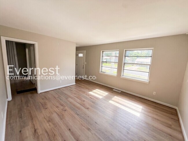 Building Photo - 3 Bed, 1 Bath Home with Fenced Yard / Vouchers Accepted / Available Now!