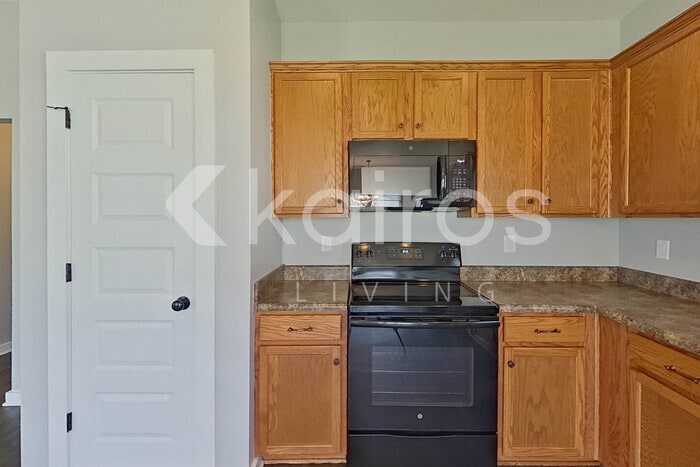 Building Photo - 134 White Oak Cir