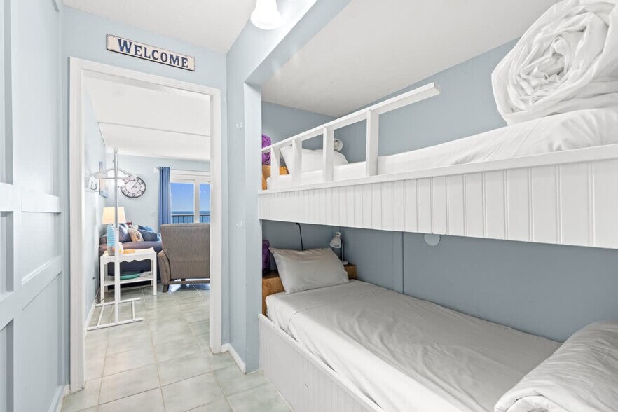 Building Photo - 5004 S Thomas Dr