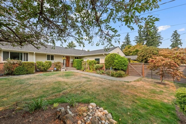 Primary Photo - Spacious 4-Bedroom Mid-Century Home in Vie...