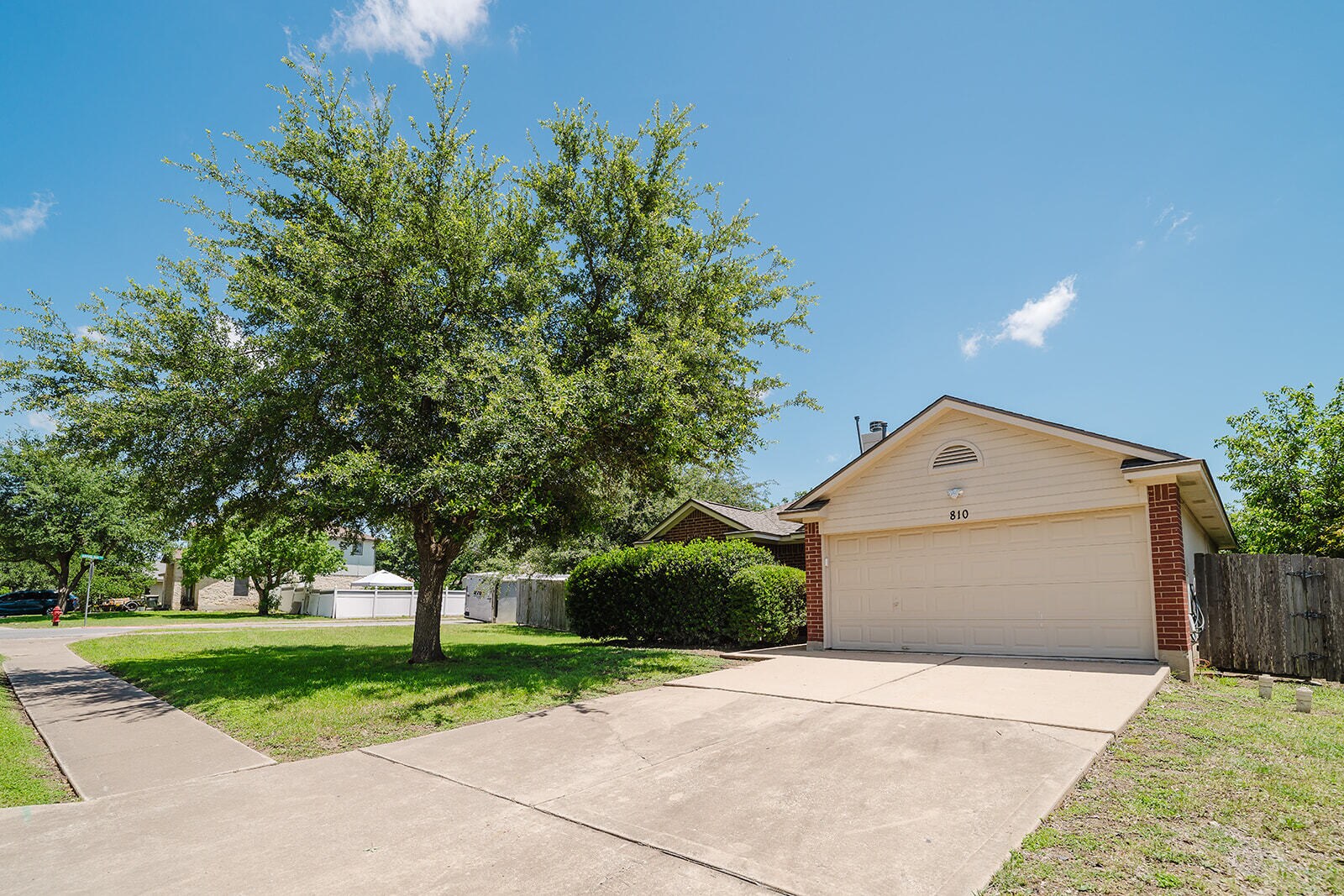 Building Photo - 810 Faircrest Dr