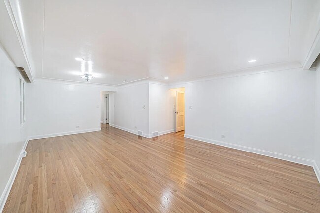 Building Photo - 7530 N Oakley Ave