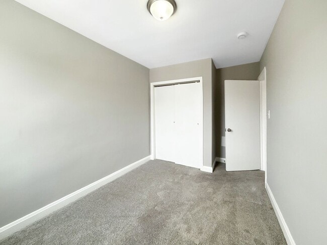 Building Photo - Updated 3BR Home with Bonus Lower-Level Space & Off-Street Parking