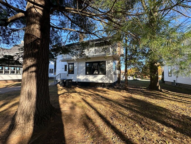 Building Photo - Charming 4 Bed, 1 Bath Single Family Home ...