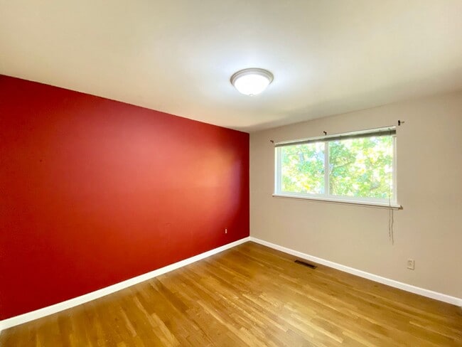 Building Photo - Charming Lake Hills Home in the Heart of Bellevue