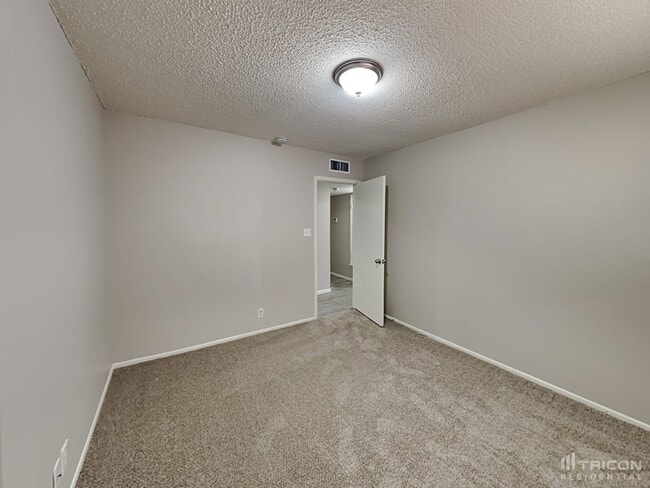 Building Photo - 1121 W 12th Pl