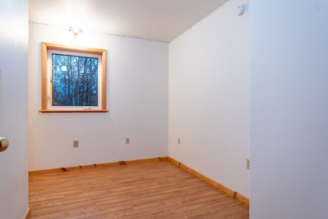 Building Photo - 3BR/3BA Home on 1.9 Acres – Garage & Pet F...