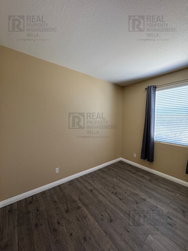 Building Photo - Ideal Layout! 4 Bedroom Home with Main Floor Bed/Bath & Open Loft