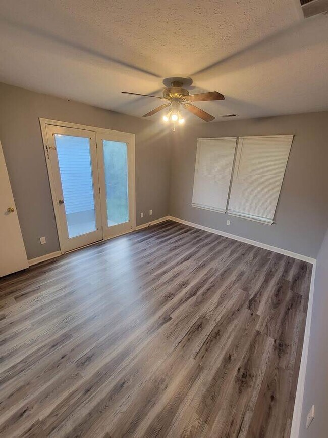 Building Photo - 4 Bed, 2 Bath duplex off of Westport Road