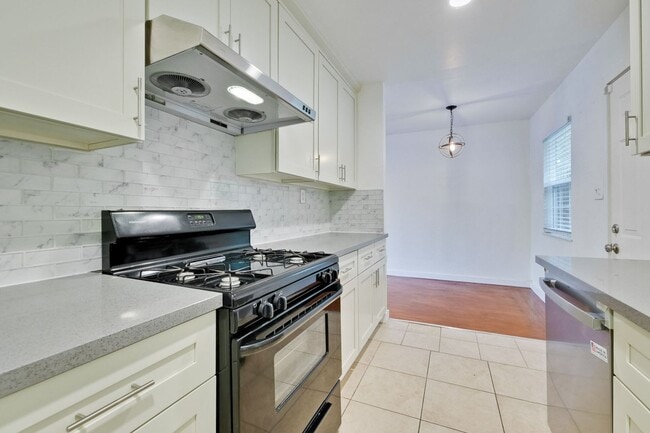 Building Photo - I Street