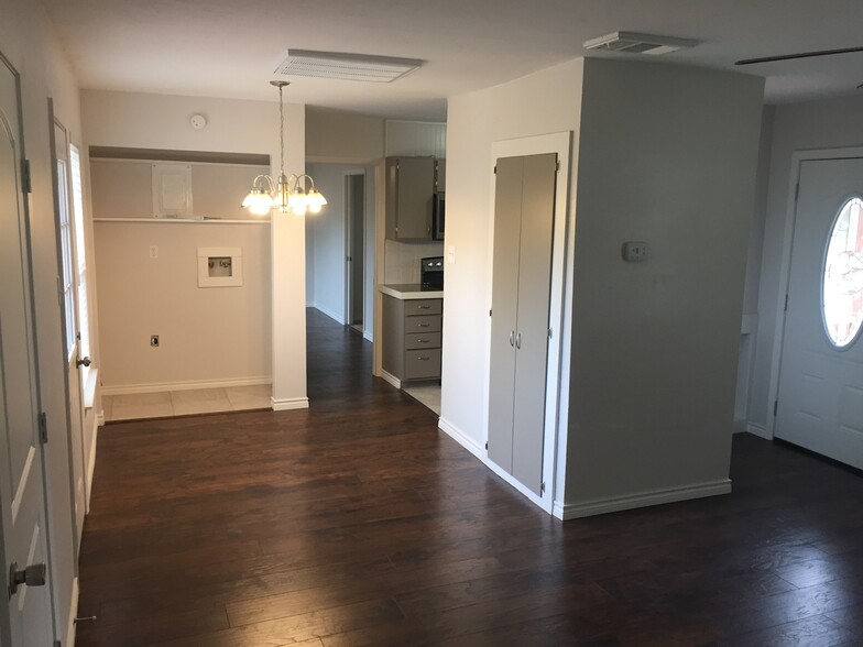 Dining, pantry - 920 Lazy Creek Ln