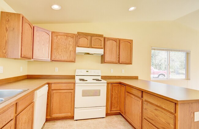 Building Photo - Spacious Coupeville Home! Dogs are Negotiable!