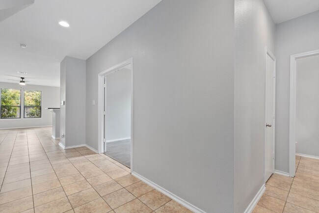 Building Photo - 1132 Hyde Park Dr