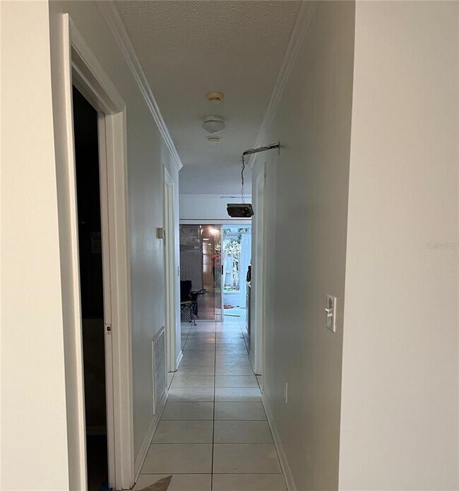 Building Photo - 3021 W Tampa Bay Blvd