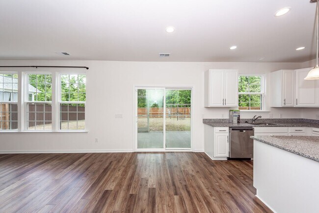 Building Photo - 3 Bedroom, 2.5 Bathroom Home in Hunters Bend - Ladson