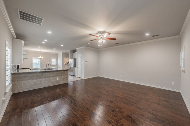 Building Photo - Charming 3-Bedroom, 2-Bathroom Townhome – ...