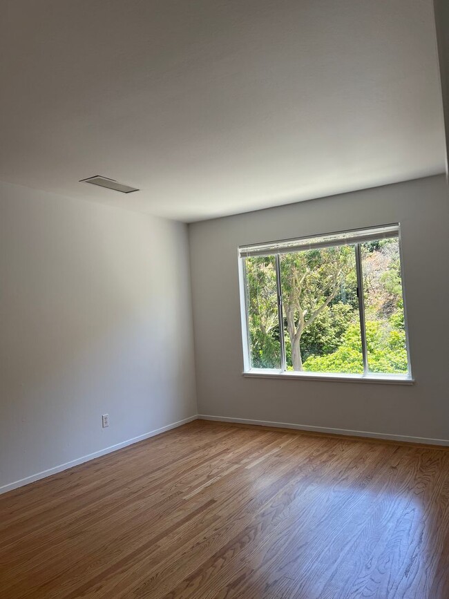 Building Photo - Daly City Home 4Bed 3 Ba
