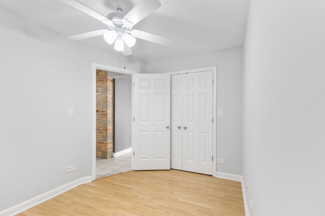 Building Photo - 6120 N Kenmore Ave