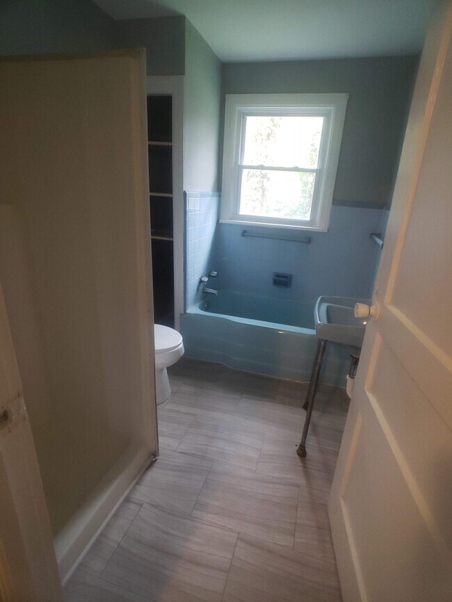 Building Photo - 810 E Vine St