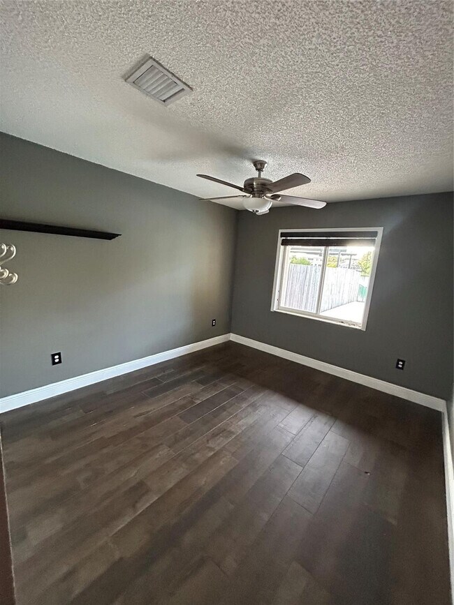 Building Photo - 414 SW 205th Ave