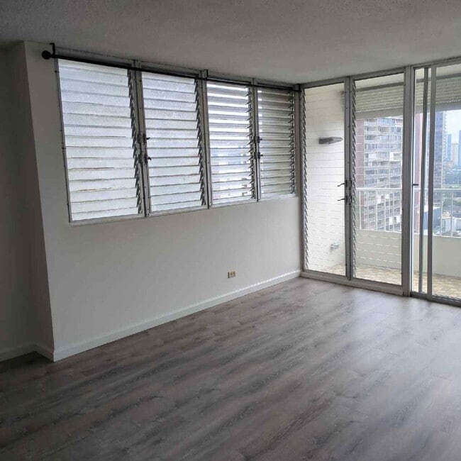 Building Photo - SKY TOWER / WARD - 2BR/2BA/1PRK Partly Furnished