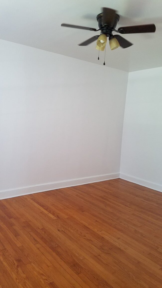 BR with hardwood floors, ceiling fan - 715 S Washington St