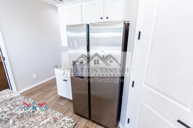 Building Photo - 36005 W San Clemente Ave