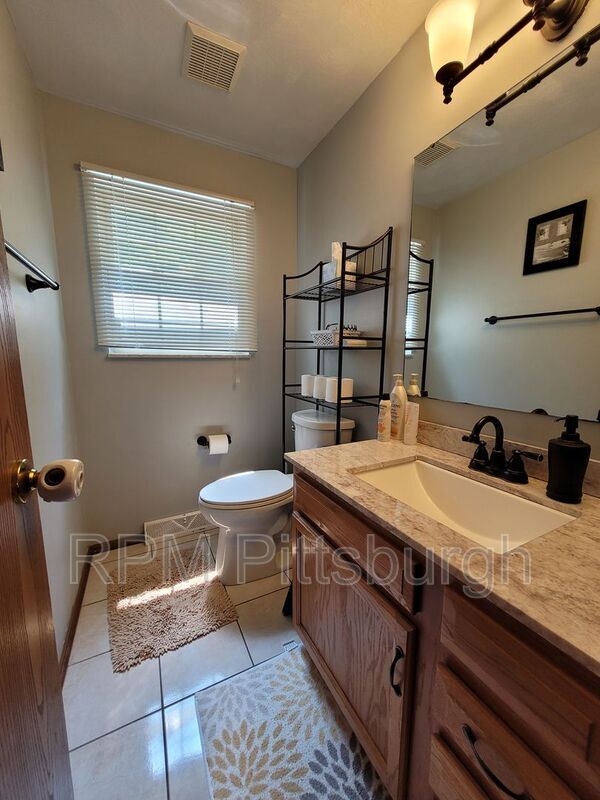 Building Photo - 408 Timber Dr